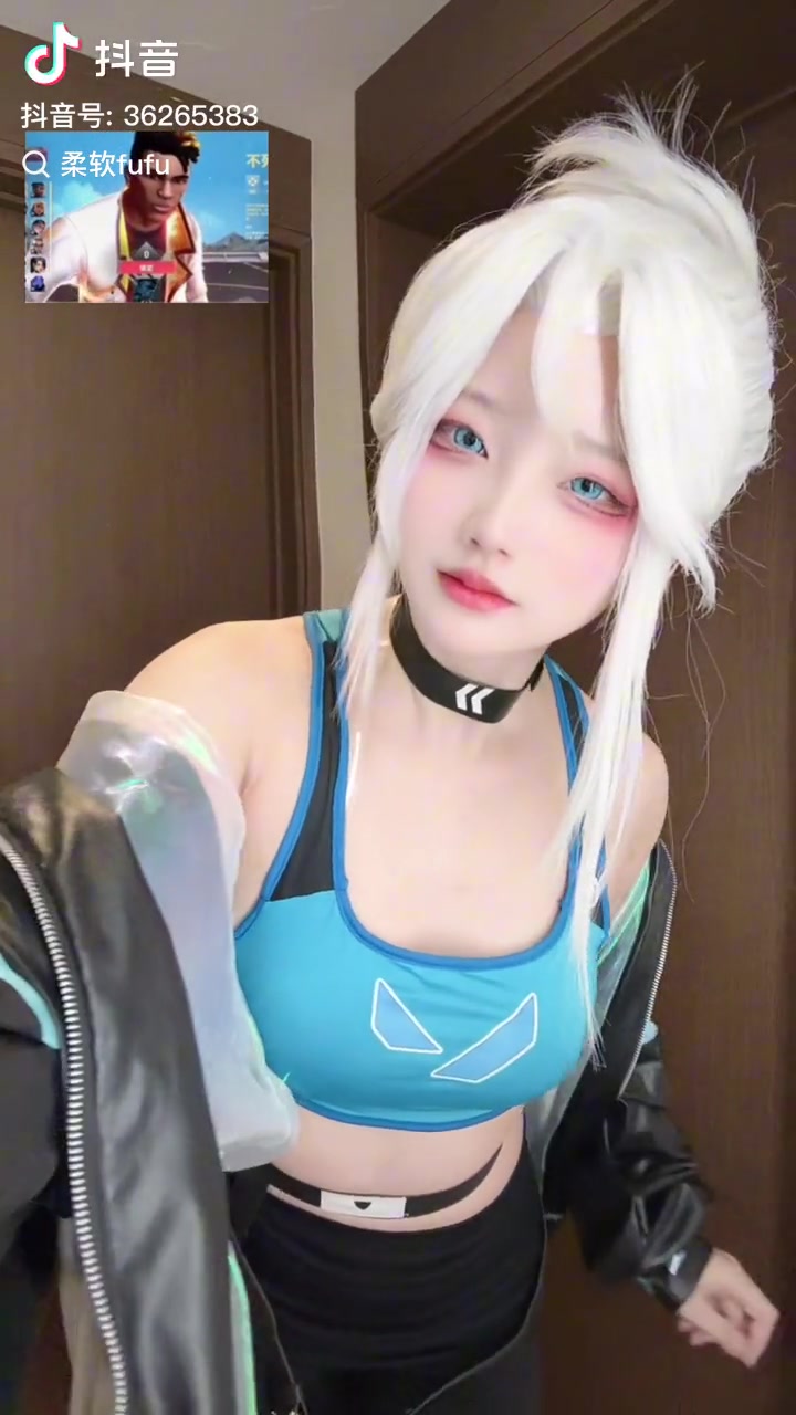 无畏契约模仿大赛:火辣coser柔软fufu老师 这小背心太有感觉~